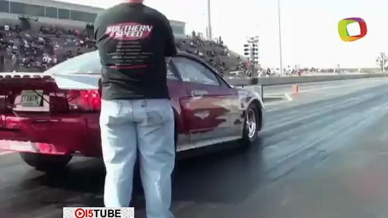 Carro "decola" durante competição de velocidade