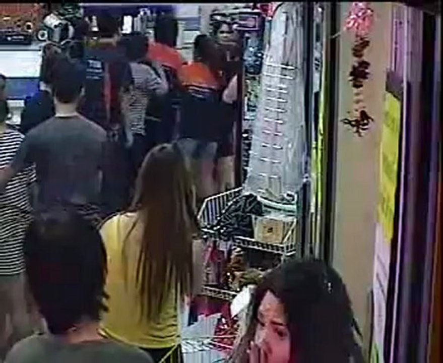 สลด!! รุมสาวกระทืบยับ!!!