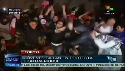 Jóvenes bailan en protesta contra Mursi en El Cairo
