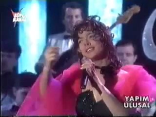 Ebru Gundeş    -  Ben aşkı ölümsüz bilenlerdenim