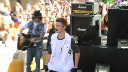 Justin Bieber sans t-shirt fait la fête avant son 19ème anniversaire sur le thème du cirque