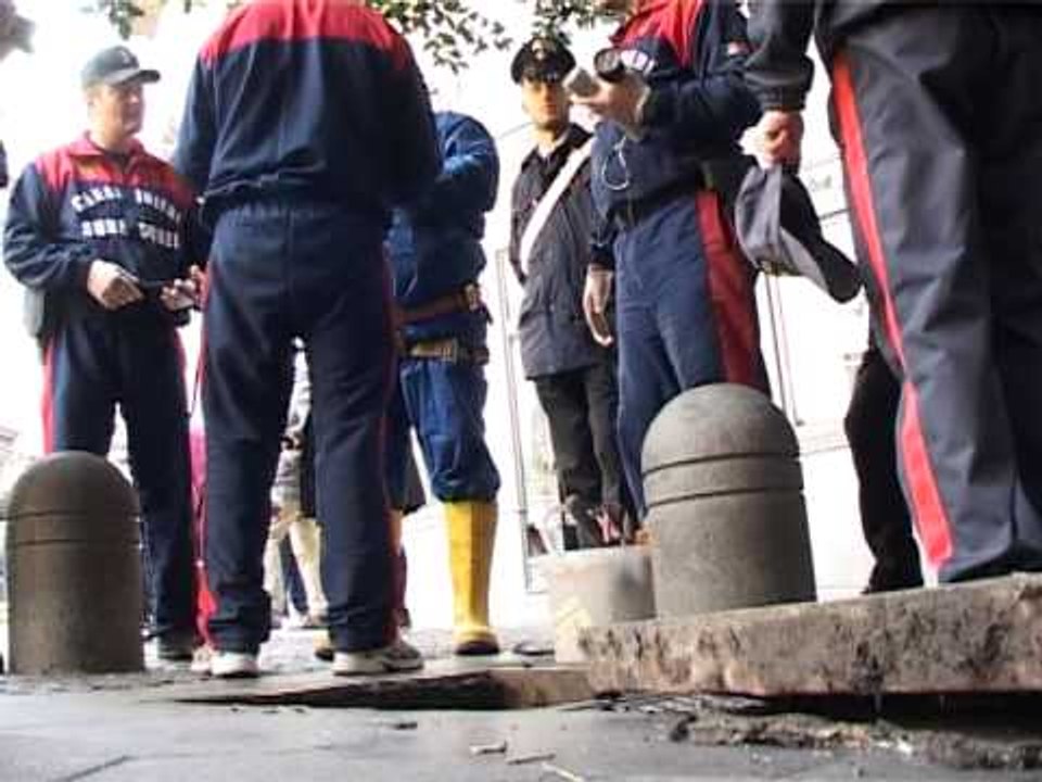 Napoli - La polizia ispeziona le fogne della "banda del buco" 2 (01.03.13)