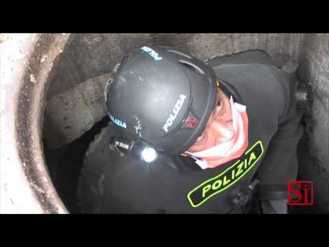 Napoli - La polizia ispeziona le fogne della banda del buco 1 (01.03.13)