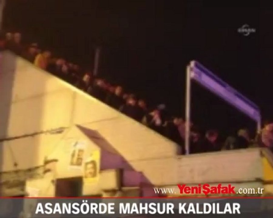 Engelli asansöründe mahsur kaldılar