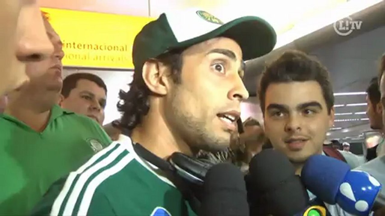 Valdivia explica cartão levado fora de campo e admite erro