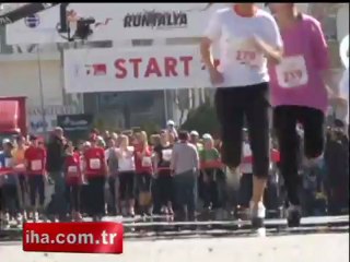 Topuklu ayakkabılarla 100 metre koştular - VİDEO İZLE - www.olay53.com