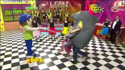 El Delfín le hace helicóptero a la Wera y la llenan de espuma.