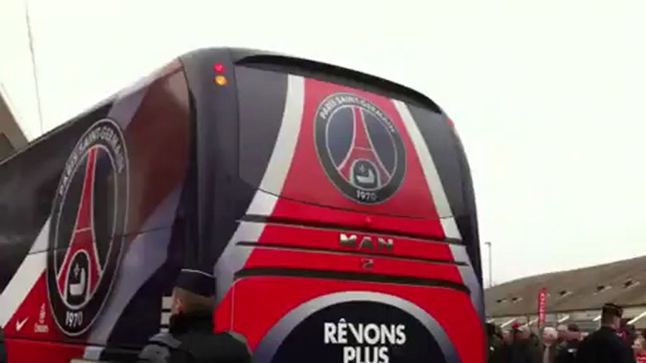 Arrivée du bus des joueurs du PSG à Reims pour le match Reims/PSG