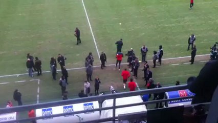 Stade Delaune : arrivée des joueurs parisiens sur le terrain.