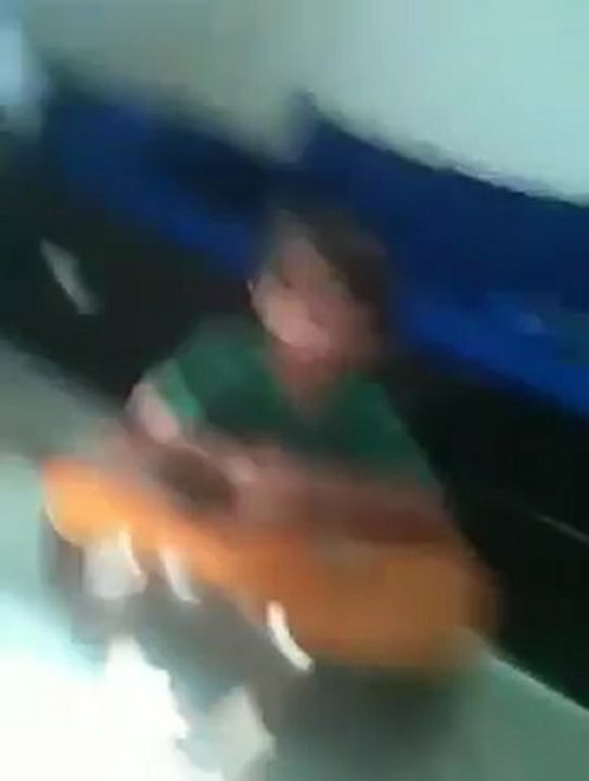 MENINO DE 4 ANOS CANTANDO E TOCANDO VIOLAO - YUDI CANTANDO HAKUNA MATATA