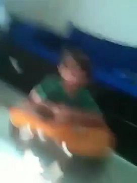 MENINO DE 4 ANOS CANTANDO E TOCANDO VIOLAO - YUDI CANTANDO HAKUNA MATATA