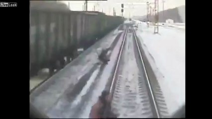 [CENAS FORTES] - Trem atropela homem na Ucrânia