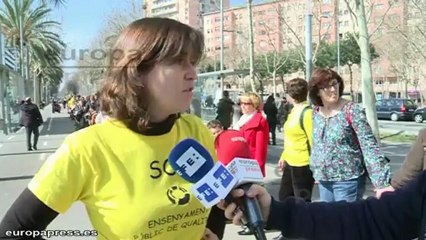 La educación protesta en forma de cadena humana