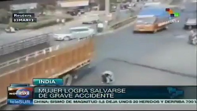 Mujer logra salvarse de grave accidente en India