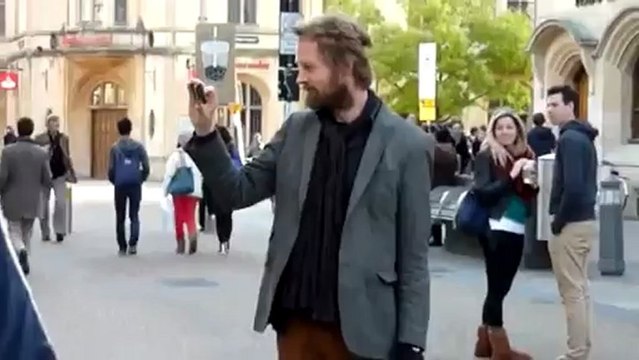 Un vieil homme fait de la musique avec 2 cuillères