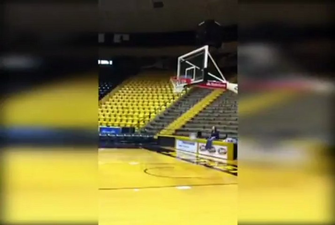 Cette pom-pom girl marque un panier impressionnant