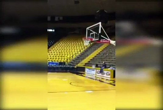 Cette pom-pom girl marque un panier impressionnant