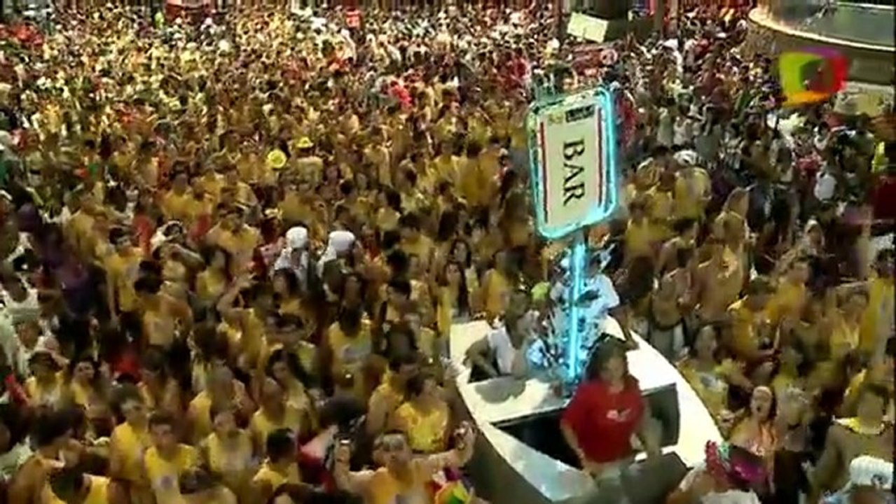 Frevo Mulher, por Tuca Fernandes Carnaval 2013