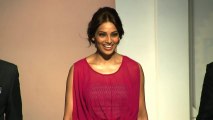 Hot Bipasha Basu Sizzles On The Ramp!