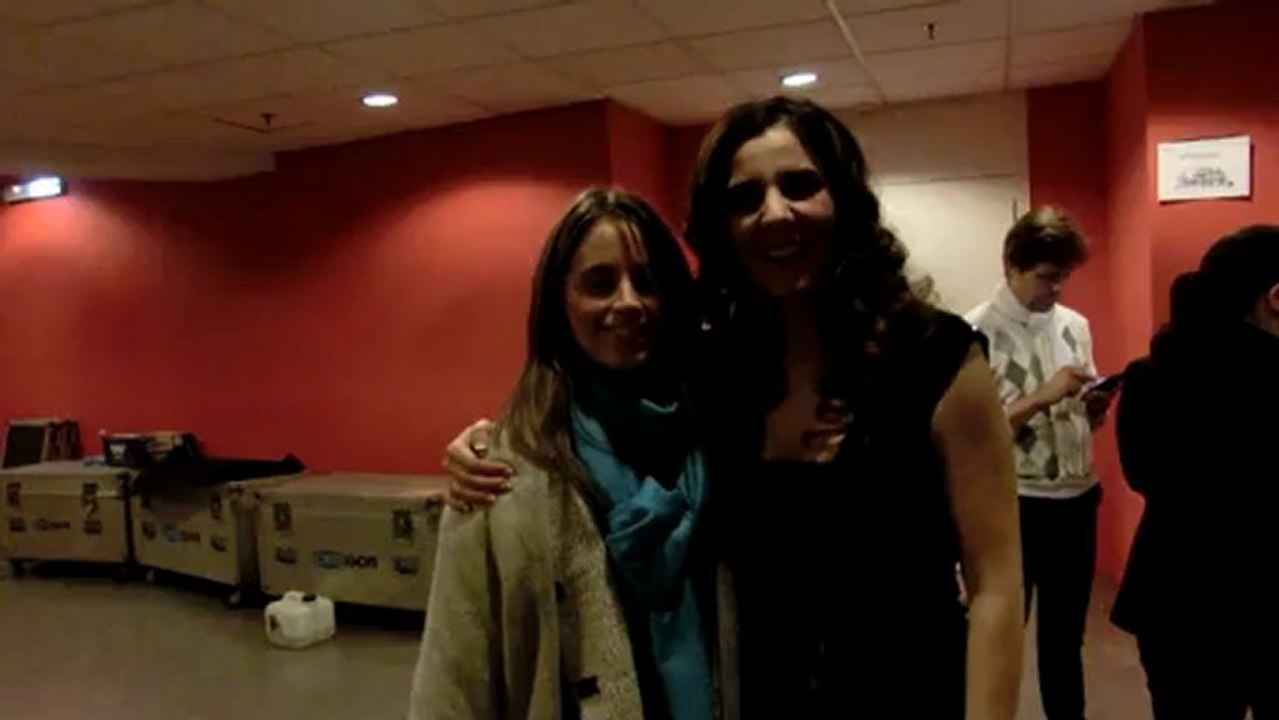 DIANA NAVARRO saluda al club de fans de Maria Teresa Campos