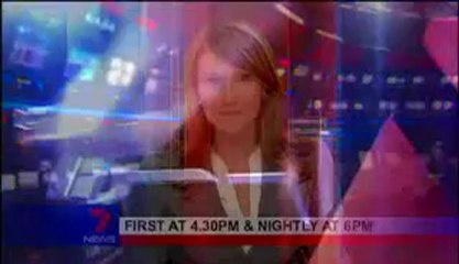 Il regarde des photos de filles nues en direct