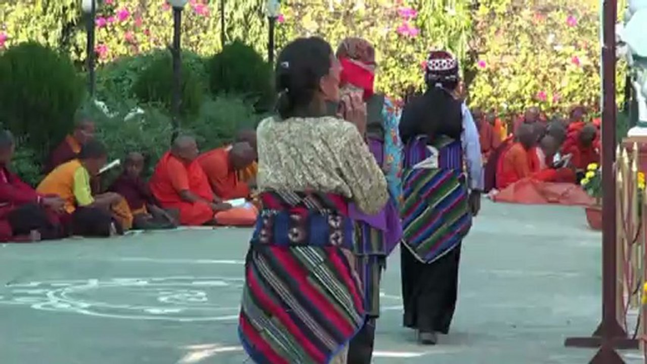 NEPAL PRIERE POUR LA PAIX MOINES BOUDDHISTES LUMBINI