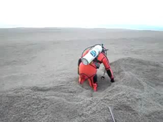 Un lac recouvert de cendre volcanique