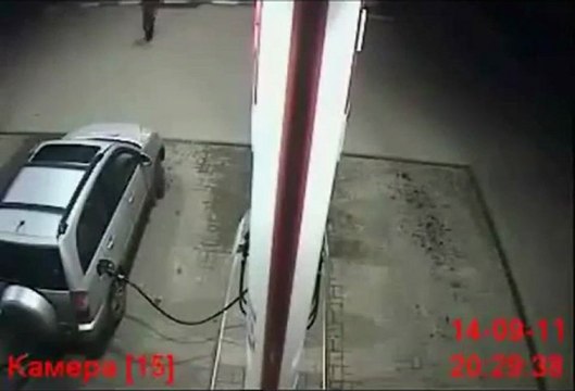 Régis à la pompe à essence