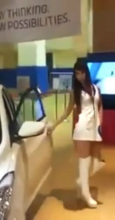 Une hôtesse complètement déjantée