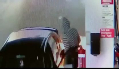 Il joue avec le feu à la pompe à essence