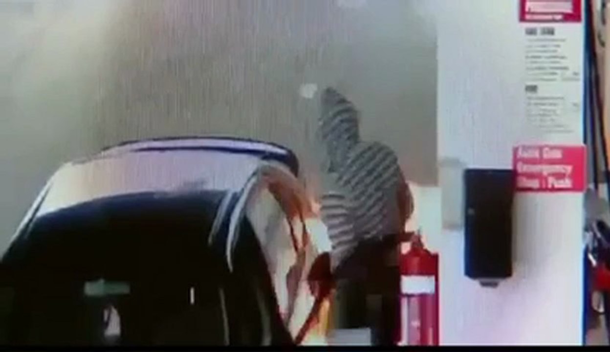 Il joue avec le feu à la pompe à essence