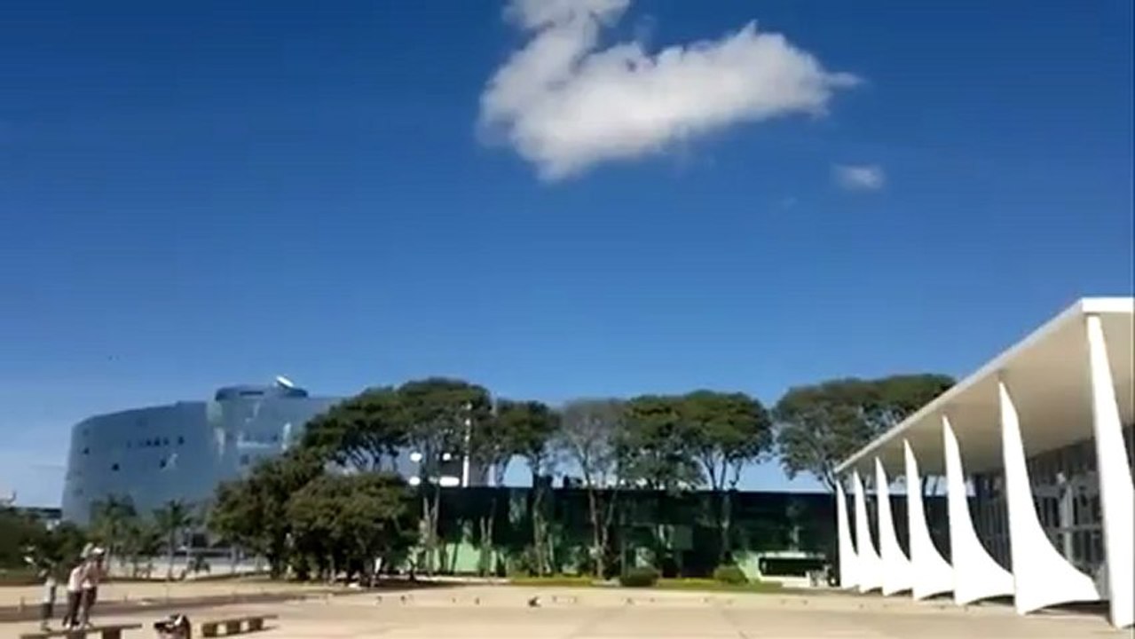 Un avion de chasse passe en rase motte et brise des vitres