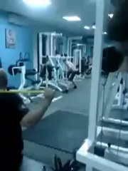 Un fou en salle de musculation