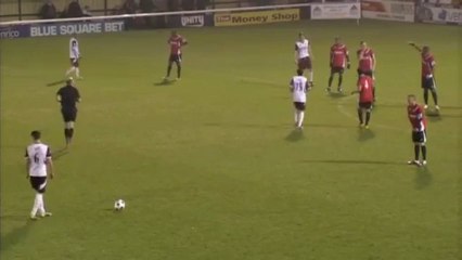 Régis tire un coup-franc