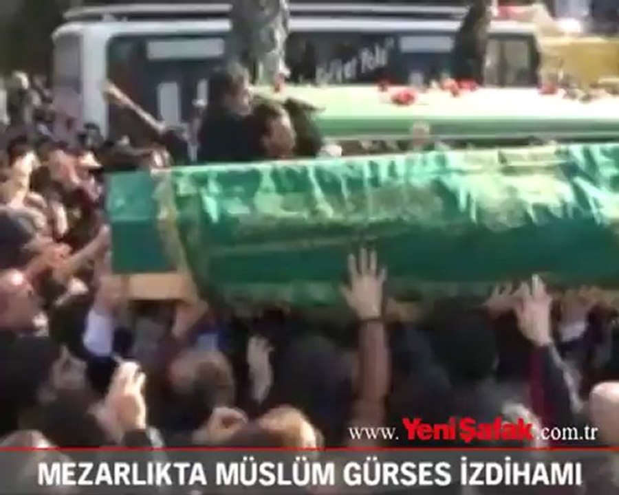 Mezarlıkta Müslüm Gürses izdihamı
