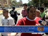 Grupo de refugiados protestan en la avenida Libertador para exigir la entrega de viviendas asignadas