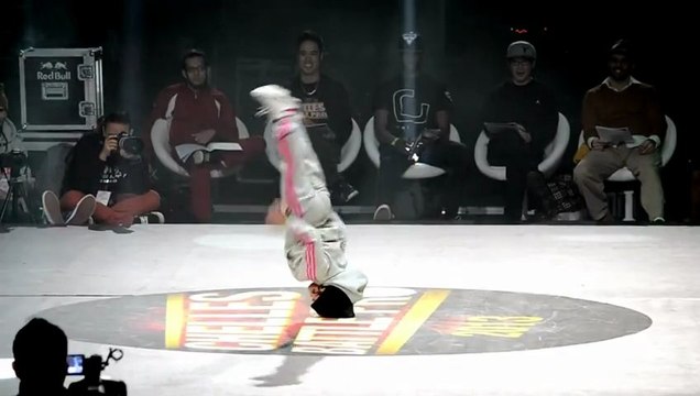 Une fillette de 6 ans hallucinante pendant un battle de Breakdance