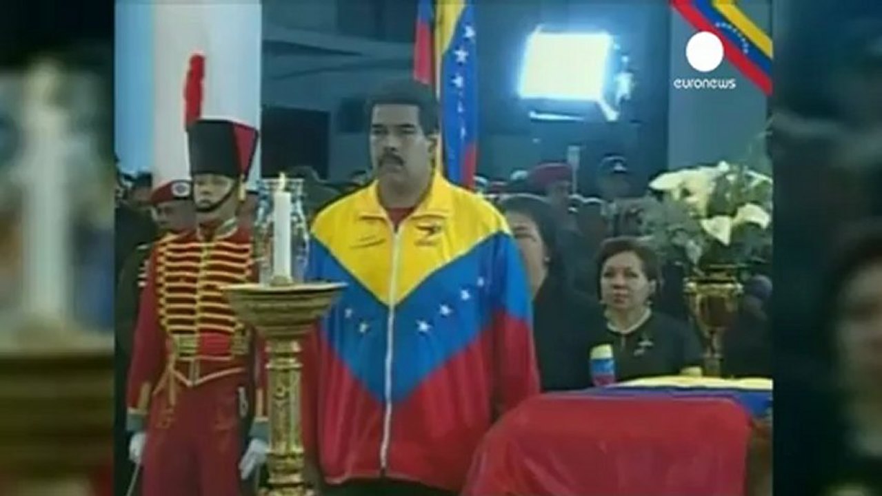 Thousands of Venezuelans pay tribute to Chavez