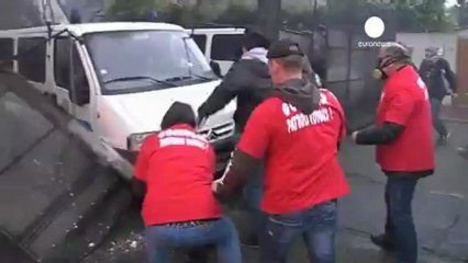 Dos fábricas, dos realidades a una calle de distancia