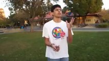 Joven arma un cubo de rubik mientras hace malabares