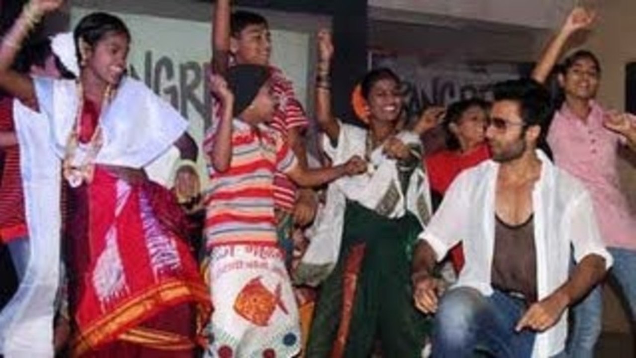 Jackky Bhagnani Unveils Rangrezz Gangnam Video @ Dharavi Slums !