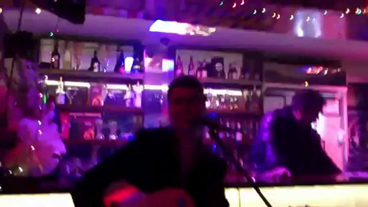 telefonun başında çaresiz bekliyorum