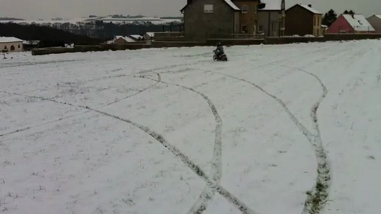 Pw 80 dans la neige , sa défonce !! ;)