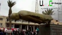 Les rebelles font tomber une statue d'Hafez Al-Assad après la prise de Raqa