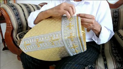 خياط كولومبي مكلف ب"مهمة إلهية" تتمثل بتطريز ملابس البابا المقبل