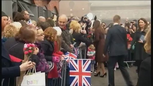 Bain de foule pour Kate Middleton, enceinte de quatre mois