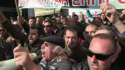 Protesting Greek farmers demand lower taxes