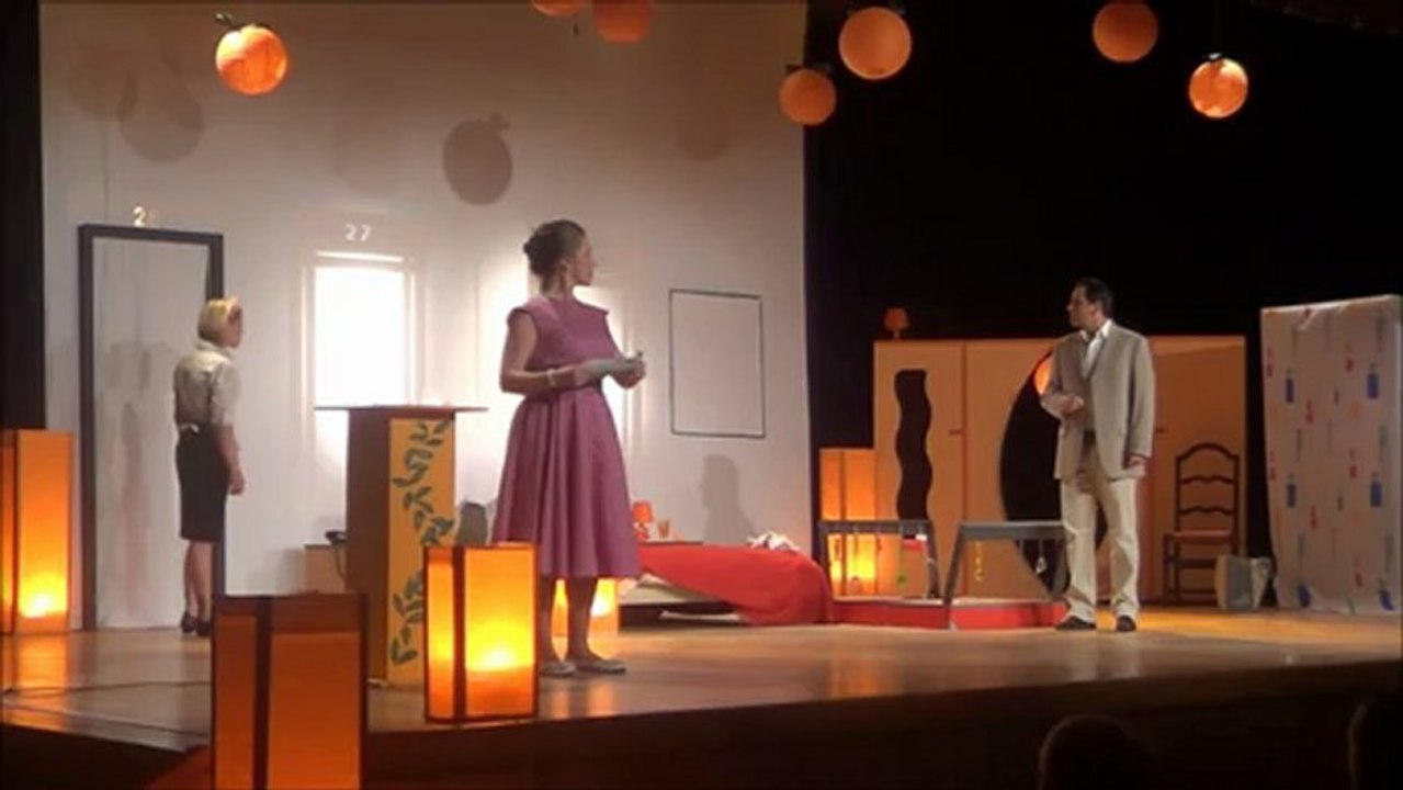 la chambre mandarine 2 : une poule et deux coqs