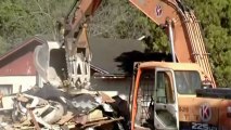 Casa engolida por cratera é demolida nos EUA