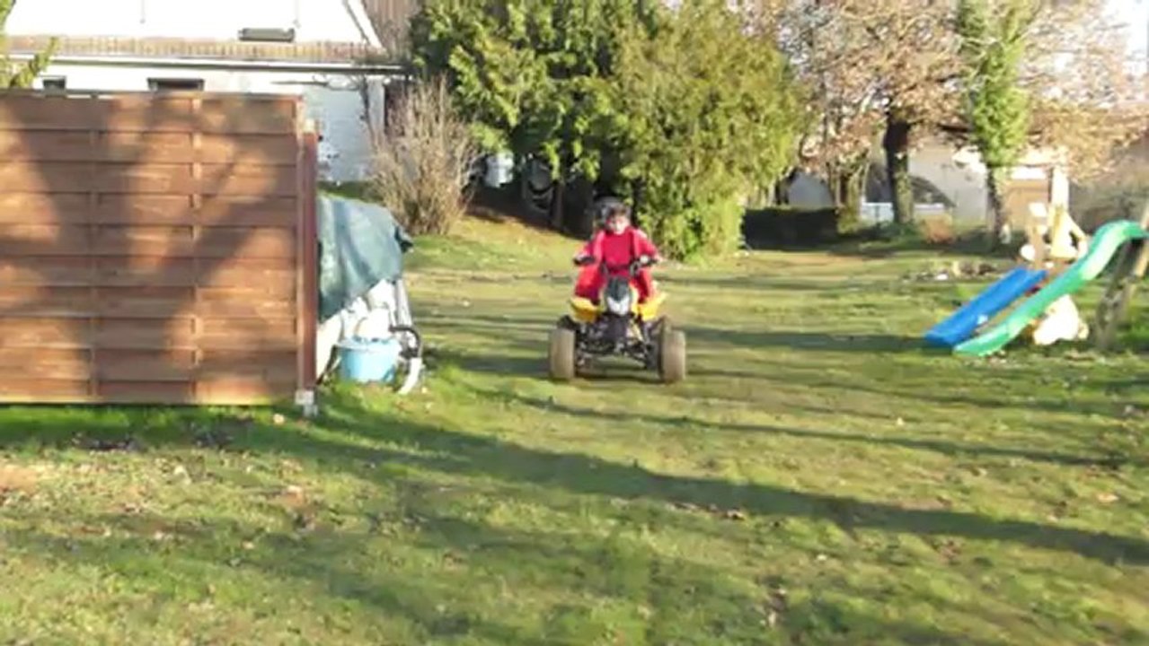 Méline et Leslie, un petit tour en quad (Mars 2013)